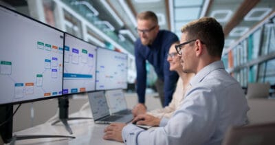 Mitarbeitende überwachen einen KI Flow