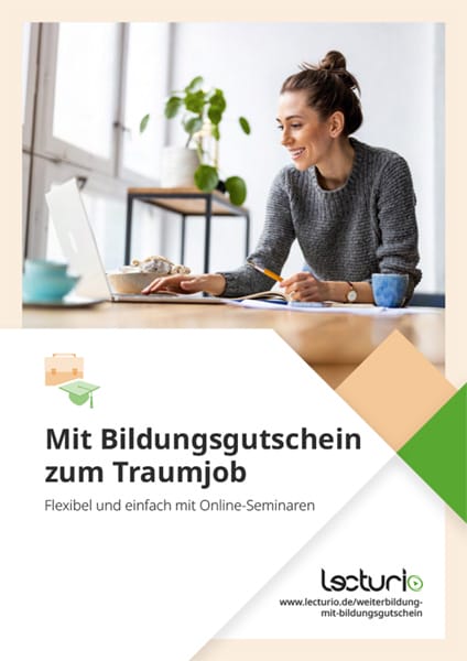 Frau lächelt und schreibt am Laptop mit Bildungsgutschein-Angebot von Lecturio