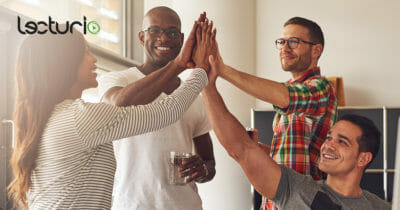 Vier vielfältige Personen geben sich lachend High-Fives während einer Webinar-Herausforderung