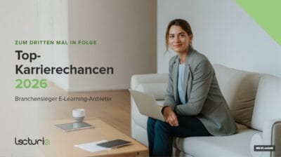 Lecturio ist zum dritten Mal in Folge Branchensieger bei „Top-Karrierechancen 2026“ in der Kategorie E-Learning-Anbieter. Eine lächelnde Frau im grauen Blazer sitzt mit Laptop auf einem hellen Sofa.