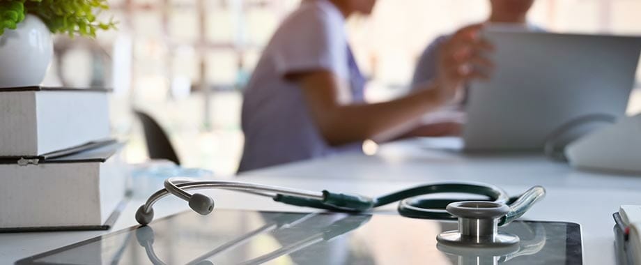 Lecturio Klinikcampus mit Tablet