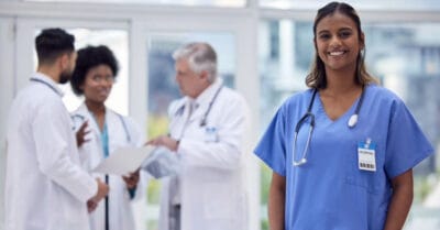 Pflegepraktikum: lächelnde Krankenschwester mit Stethoskop und Kollegen