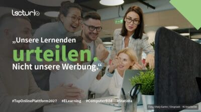 Fünf Personen jubeln vor einem Laptop im Büro, dazu das Zitat „Unsere Lernenden urteilen. Nicht unsere Werbung.” und das Lecturio-Logo